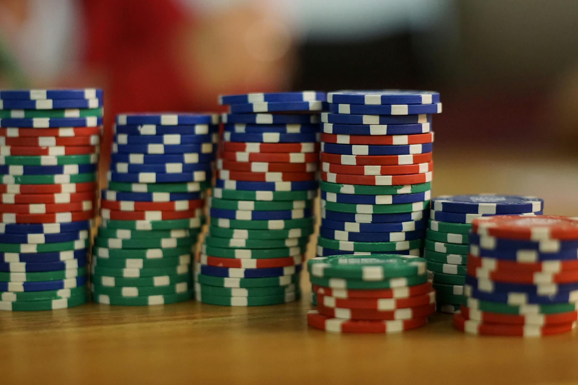 Bố cục bàn roulette châu Âu giúp người mới dễ nhận biết các loại cược cơ bản.